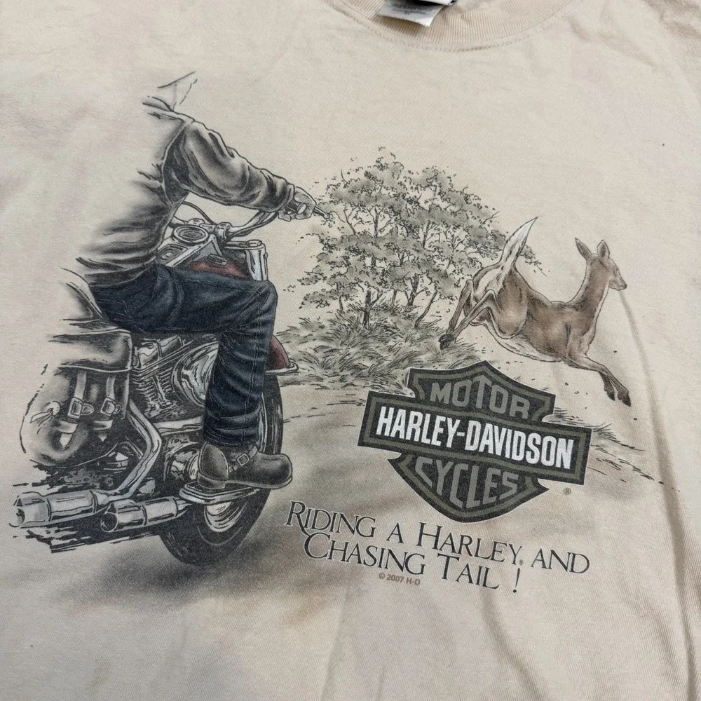 Harley Davidson T Shirt Men's XL Chasing Tail Beige Tan New Castle Delaware‎